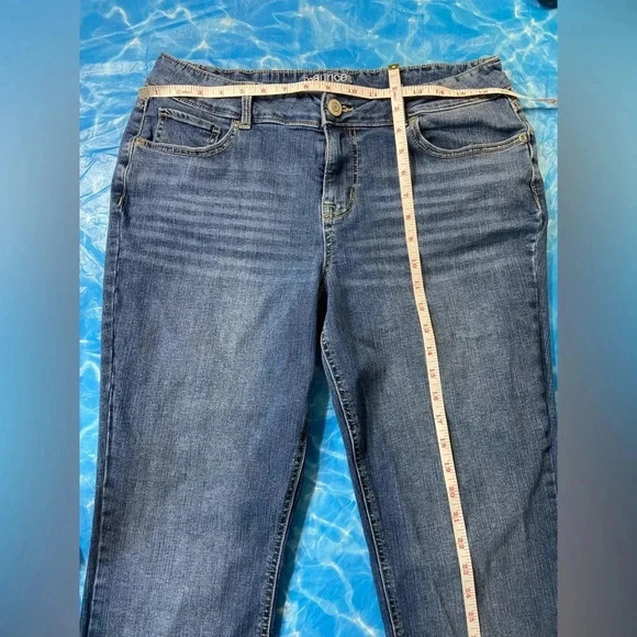 Maurices Medium High Rise Curvy Skinny Light Wash Stretch Denim Jeans - Picture 5 of 6